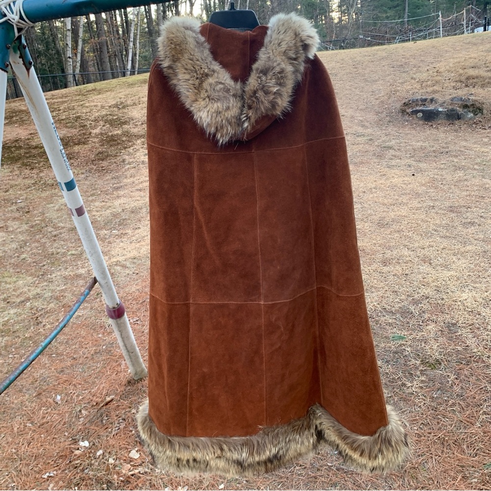 Vintage 100% Leather Chestnut Cape with Fur Trim - Picture 2 of 12